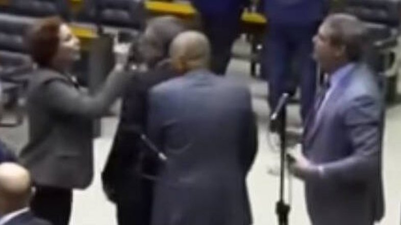 Carla Zambelli e Lindbergh trocam ofensas e precisam ser apartados por colegas