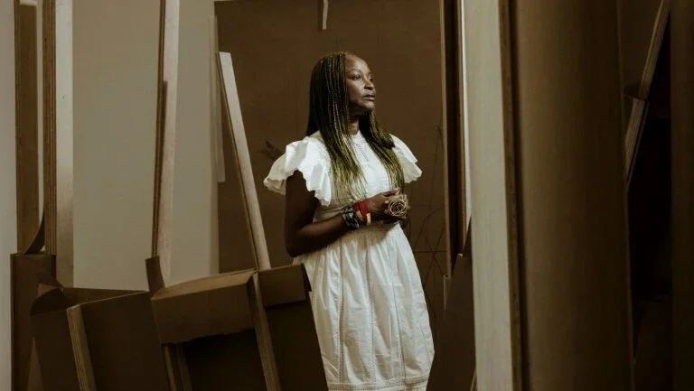 Morre Koyo Kouoh, 1ª curadora de origem africana da Bienal de Veneza, aos 57 anos