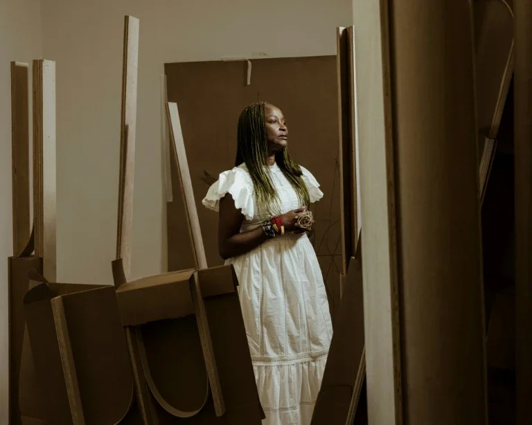 Morre Koyo Kouoh, 1ª curadora de origem africana da Bienal de Veneza, aos 57 anos