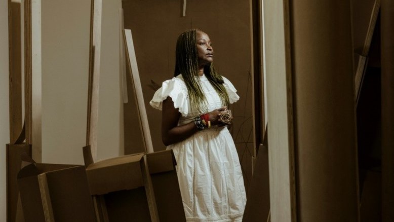 Morre Koyo Kouoh, 1ª curadora de origem africana da Bienal de Veneza, aos 57 anos