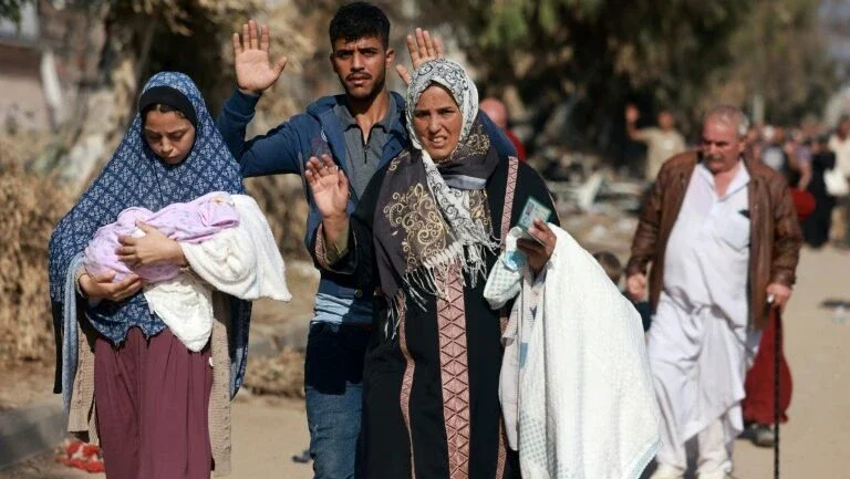 Palestinos fogem a pé da Cidade de Gaza e outras áreas do norte da Faixa por uma rodovia que leva ao sul do território, em 18 de novembro de 2023 - AFP