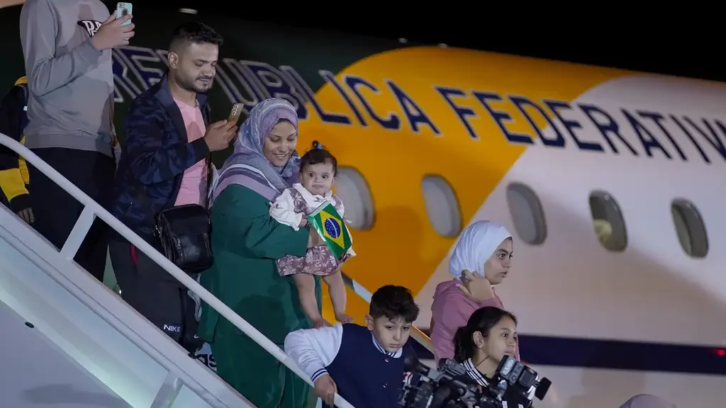 Chegada do avião presidencial com 32 brasileiros resgatados da Faixa de Gaza que saiu do Cairo (Egito) para o Brasil