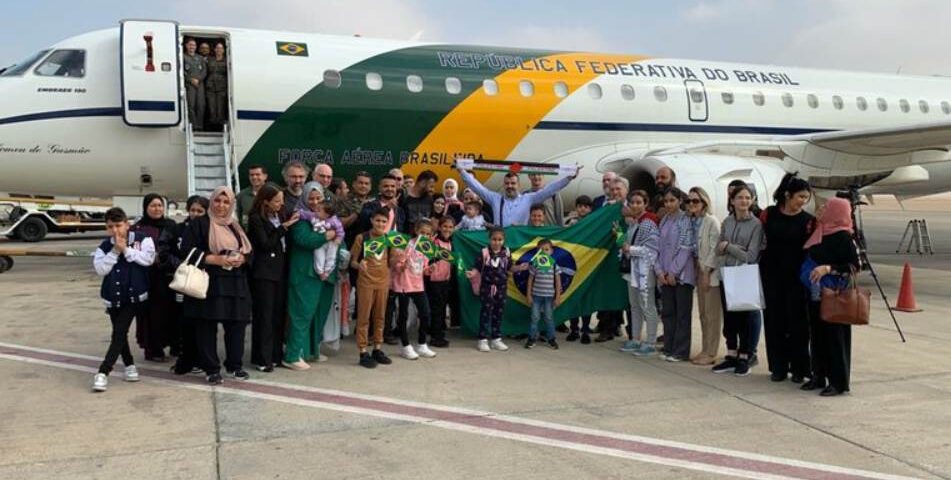Avião com brasileiros que estavam em Gaza decola do Egito