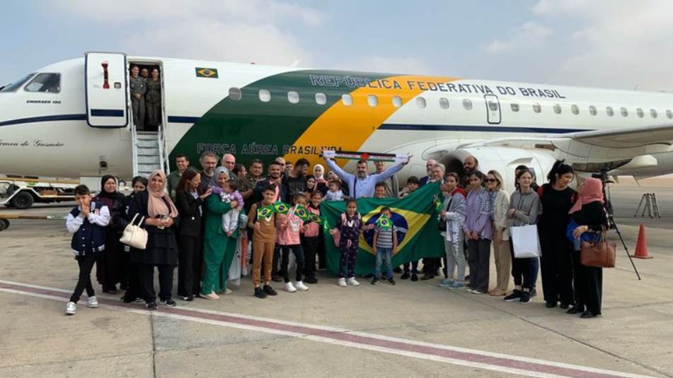 Avião com brasileiros que estavam em Gaza decola do Egito