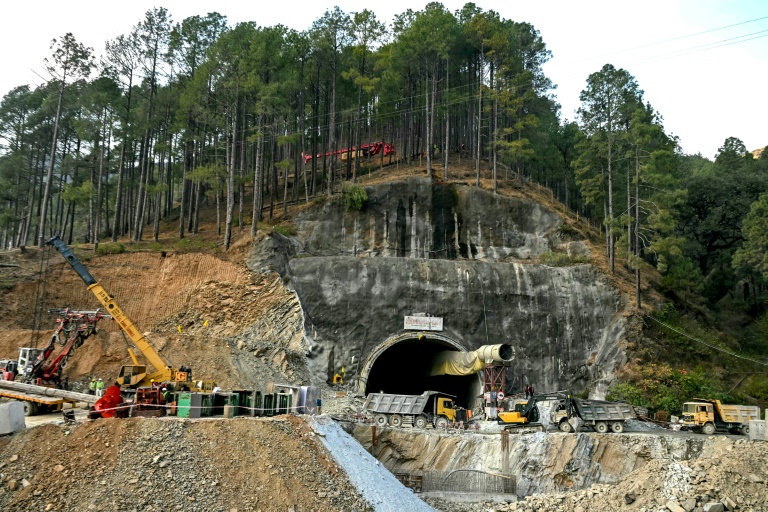 Exército indiano envia mais máquinas para resgatar trabalhadores presos em túnel