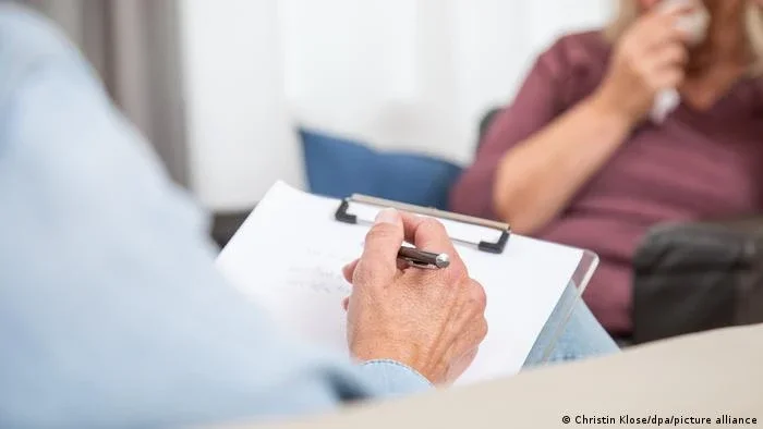 Os riscos da constelação familiar, polêmica terapia pseudocientífica que é muito popular no Brasil