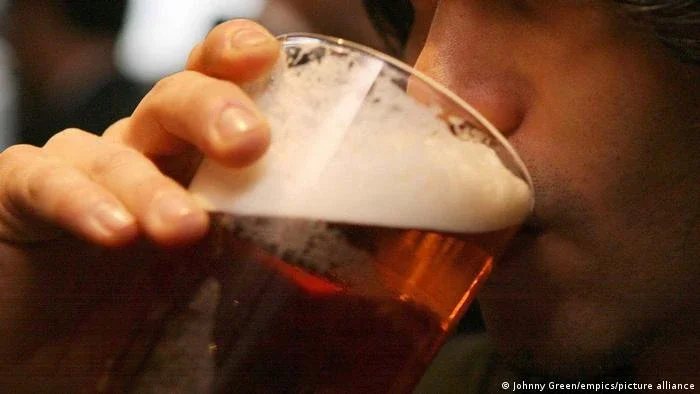 Como o álcool afeta o sono