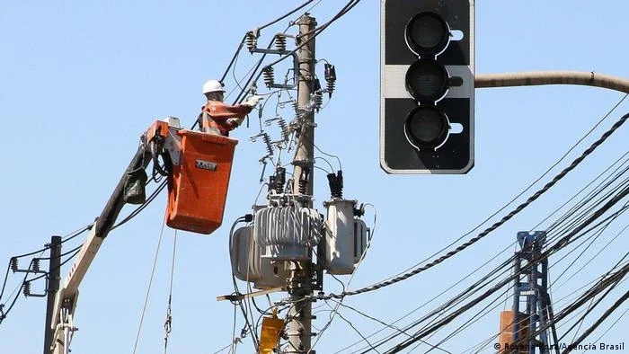 Custo e escala dificultam fiação elétrica subterrânea no Brasil