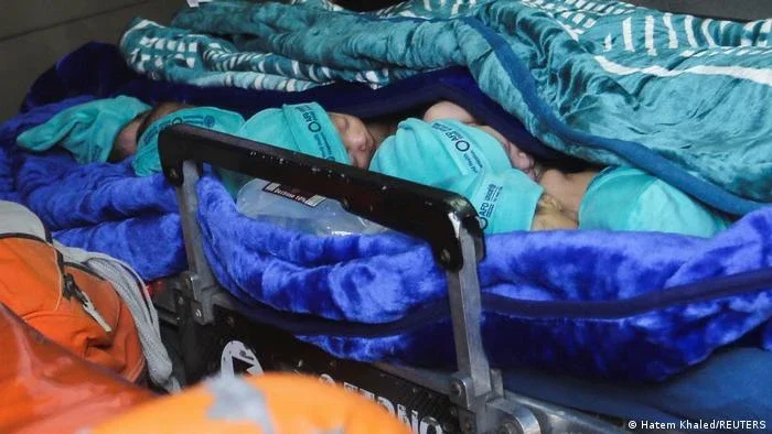 Chegam ao Egito 28 bebês retirados de hospital em Gaza