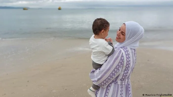 "A todo instante escutávamos o som de mísseis e bombas" – o relato de uma jovem palestina no grupo que o Brasil repatriou de Gaza