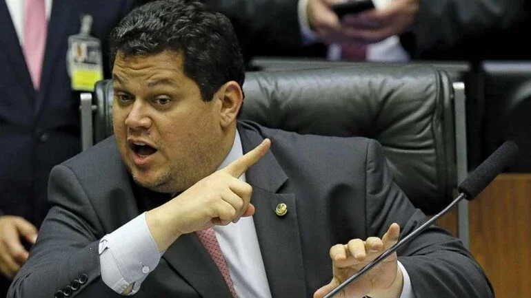Alcolumbre prepara projeto para reduzir penas de envolvidos no 8 de Janeiro