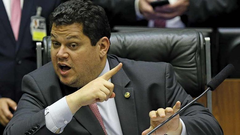 Alcolumbre prepara projeto para reduzir penas de envolvidos no 8 de Janeiro