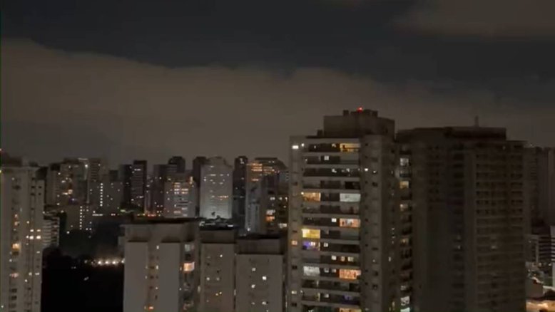 Moradores comemoraram volta da energia após mais de dois dias sem luz