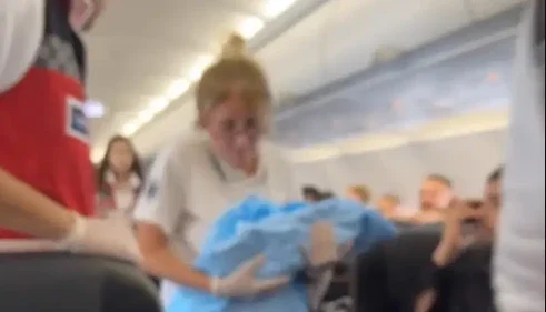 Mulher dá à luz em avião enquanto passageiros chocados ficam boquiabertos