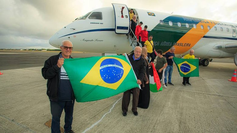 Grupo de brasileiros repatriados da Cisjordânia chega ao Recife