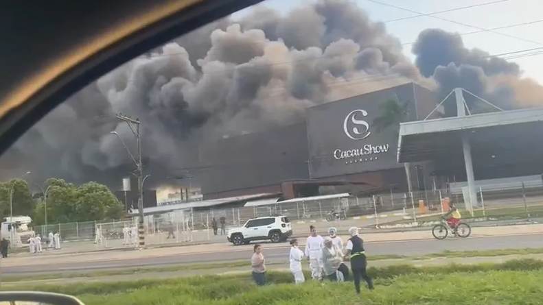 Vídeo: incêndio de grandes proporções atinge fábrica da Cacau Show no ES