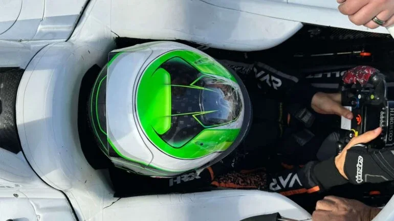 Caio Collet no cockpit do seu carro