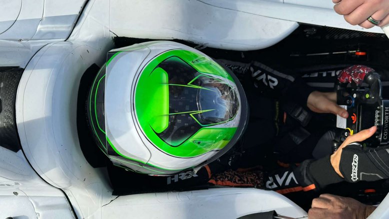 Caio Collet no cockpit do seu carro