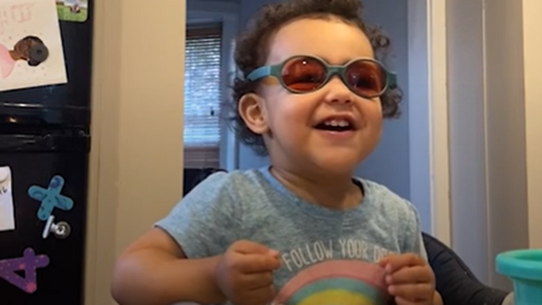 Pais registram momento em que a filha consegue enxergá-los pela primeira vez