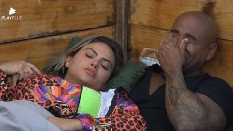 A Fazenda 15: Cezar Black chora com medo de Kally ser eliminada do reality