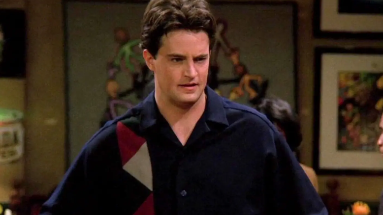 Roupa icônica de Chandler Bing usada por Matthew Perry à venda por R$ 42 mil