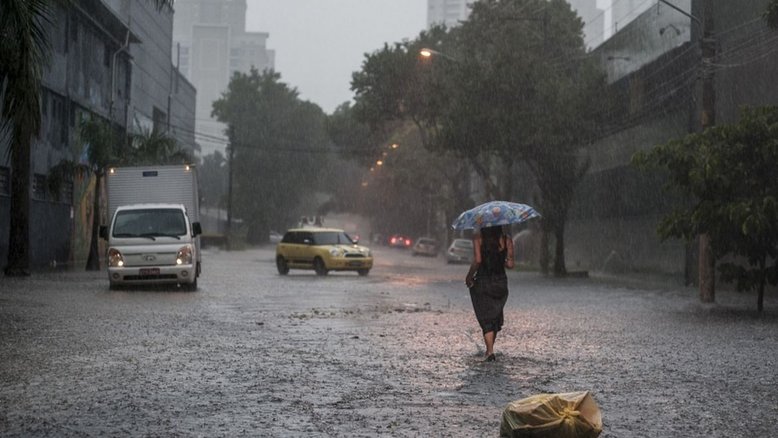 Chuvas fazem Inmet emitir alertas de ‘grande perigo’ para cidades do litoral de SP e RJ