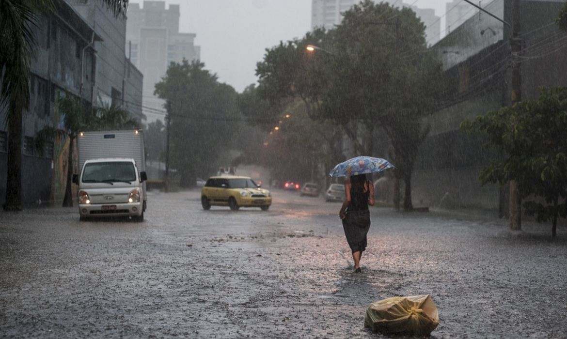 Chuvas fazem Inmet emitir alertas de ‘grande perigo’ para cidades do litoral de SP e RJ