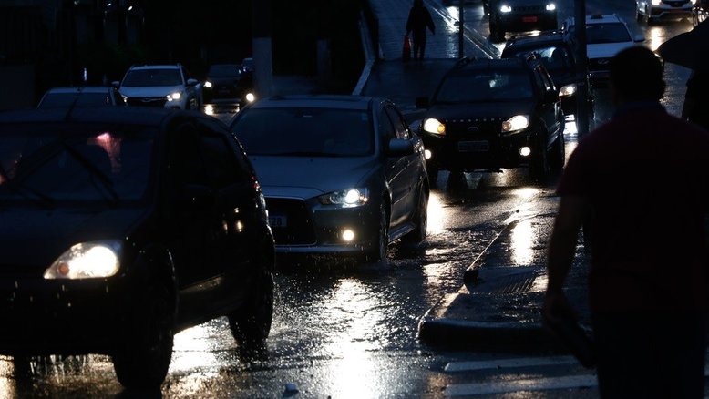 Chuva coloca São Paulo em alerta para alagamentos; falta luz em mais de 50 mil endereços