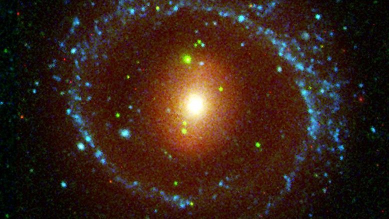 Esta imagem mostra a galáxia NGC 1291, localizada a cerca de 33 milhões de anos-luz de distância, na direção da Constelação de Eridanus. NGC 1291 é notável por sua barra interna incomum e estrutura de anel externo. O azul representa a luz ultravioleta, capturada pelo detector de comprimento de onda longo do telescópio da missão Galaxy Evolution Explorer, da Nasa. O verde mostra a luz ultravioleta do detector de comprimento de onda curto e o vermelho mostra a luz visível vermelha fornecida pelo Observatório Interamericano de Cerro Tololo, Chile