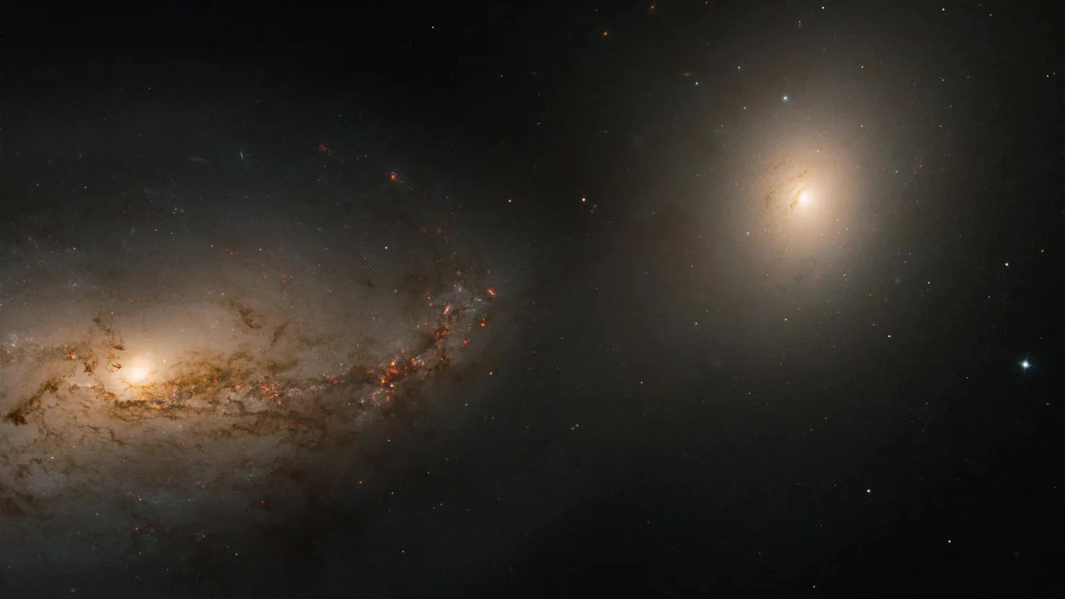 A grande galáxia espiral NGC 3227 está envolta em uma dança gravitacional turbulenta com sua companheira, a galáxia elíptica NGC 3226. A dupla – conhecida como Arp 94 – está relativamente próxima, entre 50 e 60 milhões de anos-luz de distância, na direção da Constelação de Leão. Uma observação mais detalhada da área entre as duas galáxias revela tênues correntes de gás e poeira que ligam o par em sua dança gravitacional