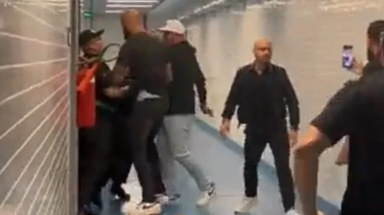 Gerente de futebol do Corinthians tenta invadir sala do VAR na Arena do Grêmio