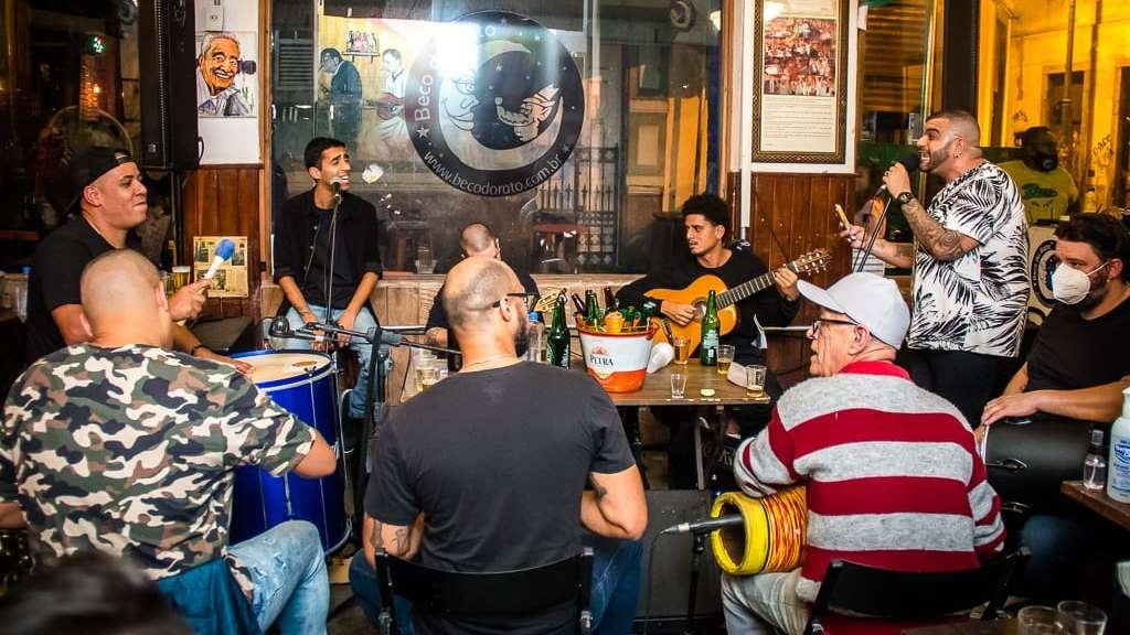RJ: Marquinho Sathan, Arlindinho, Casuarina e outros agitam feriado da República no Beco do Rato 2 Encontros casuais no Beco do Rato, tradicional casa de samba carioca