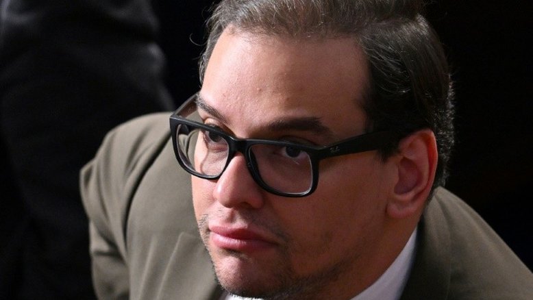 Congresso dos EUA cassa mandato do deputado George Santos, filho de imigrantes brasileiros