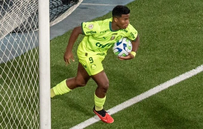 Endrick faz 10 gols no ano, ativa 