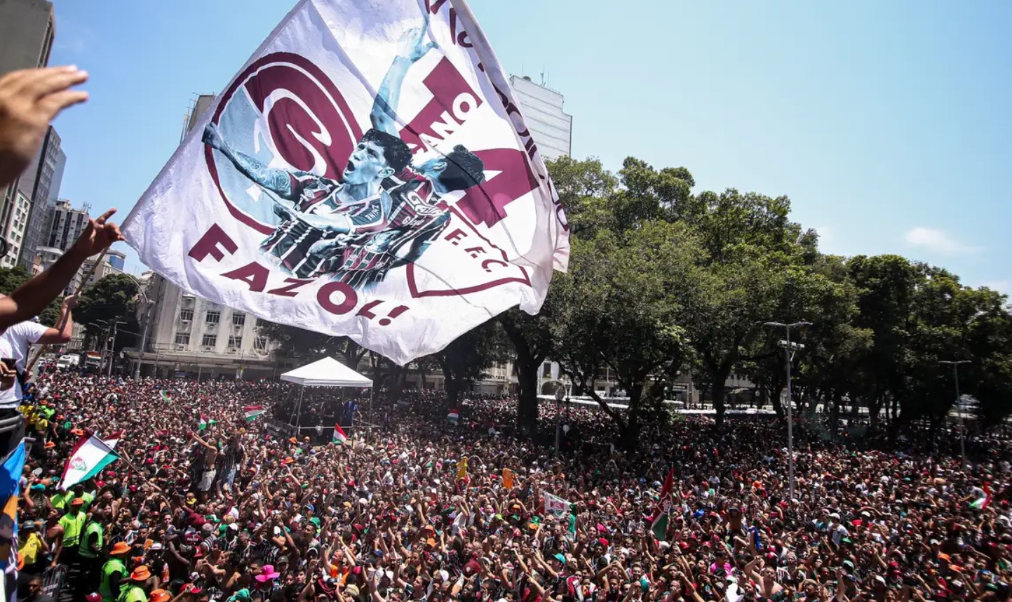Comemoração do Flu pela Libertadores leva milhares às ruas do Rio