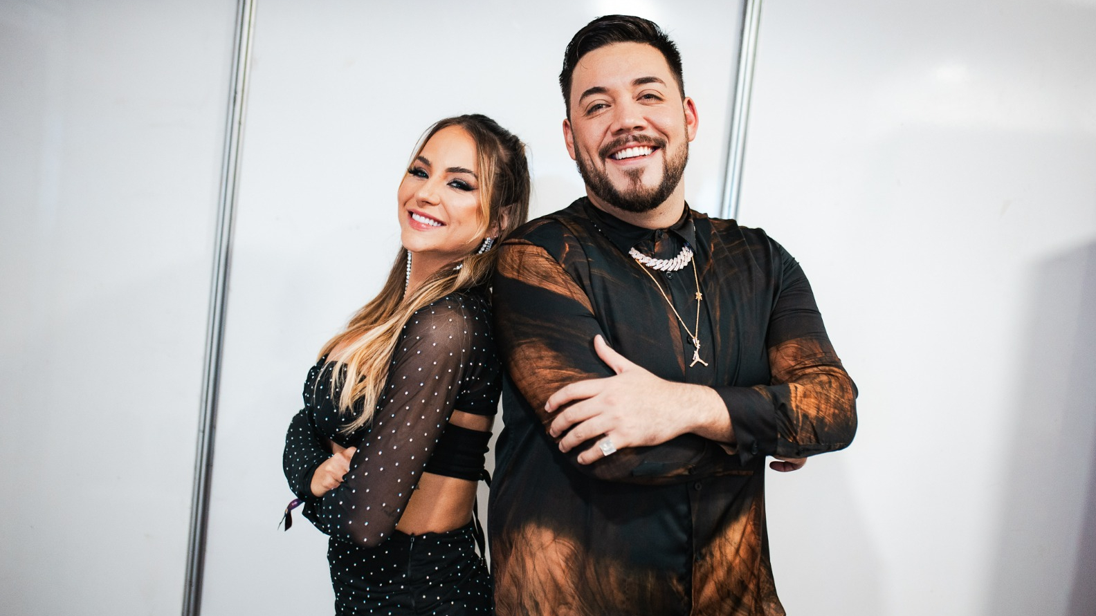 Gabi Martins e Jonas Medeiros disponibilizam single gravado durante Farraial 2023