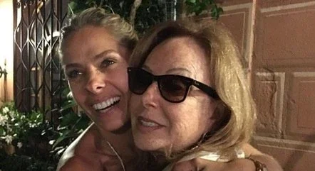 Adriane Galisteu ao lado da sogra Suely Iódice