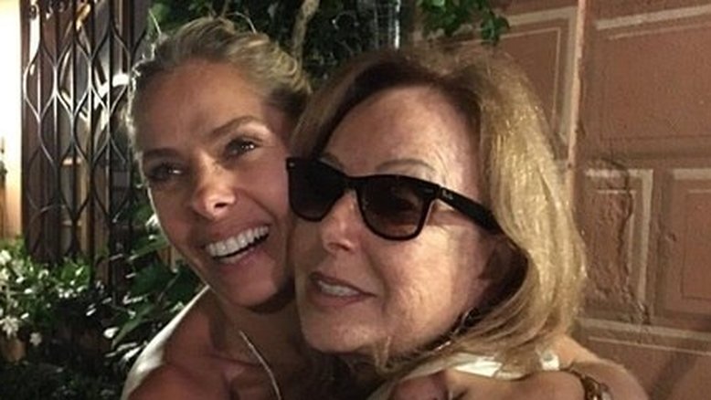 Adriane Galisteu ao lado da sogra Suely Iódice