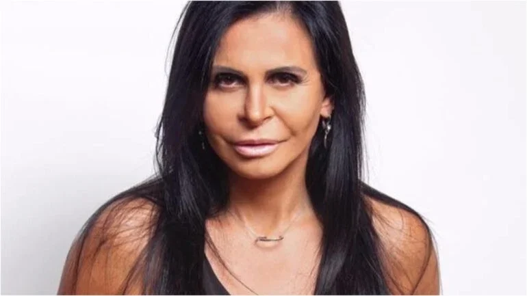 Após polêmica, Gretchen faz procedimento para remoção de pelos nos seios: ‘Cansei’