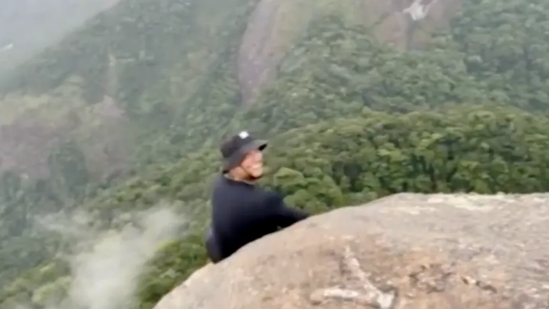 'Senti o choque na minha mão', diz turista que filmou momento em que guia é atingido por raio