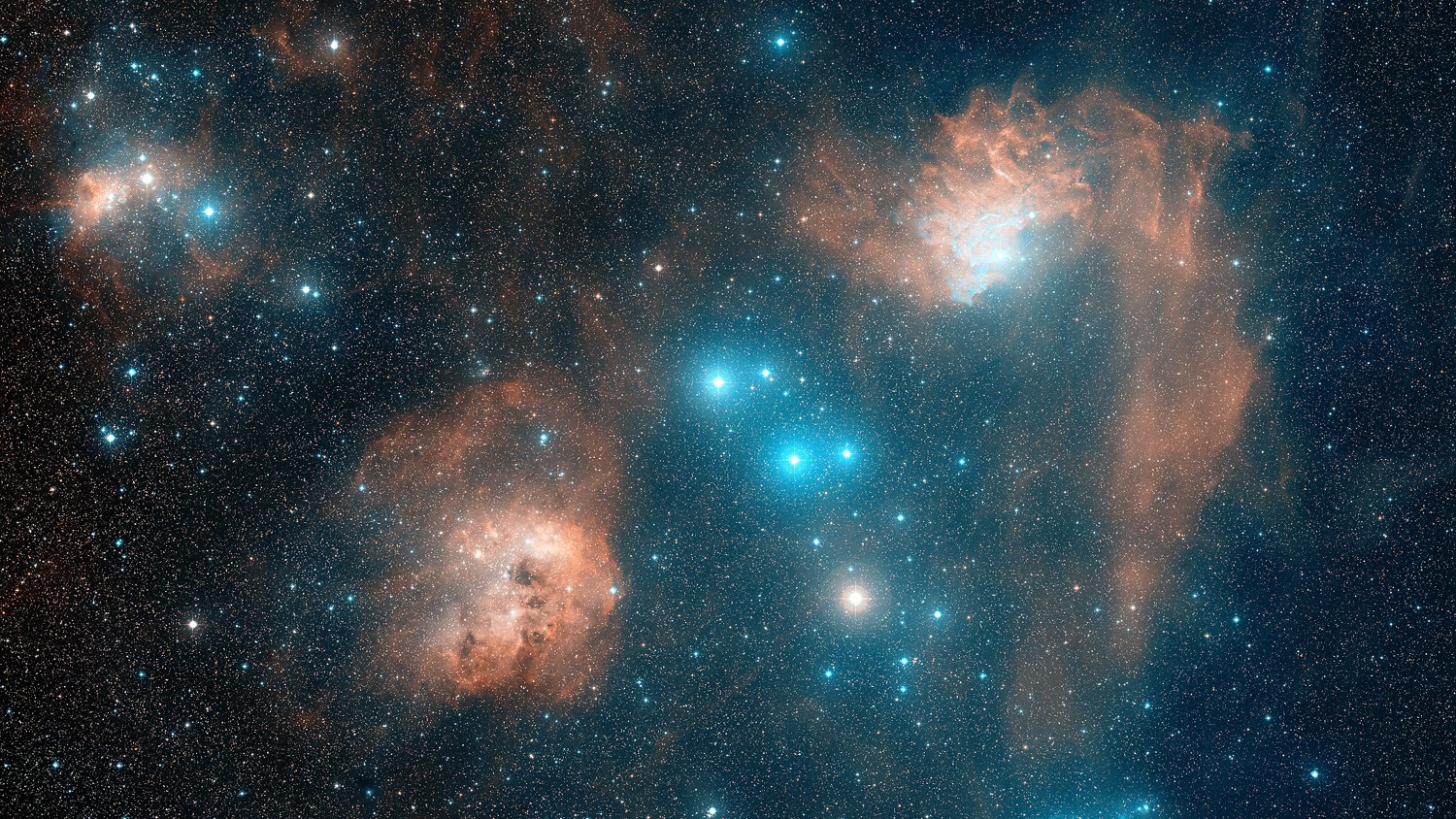 Ondulações de poeira e rotas de gás definem a Nebulosa da Estrela Flamejante. As cores vermelha e azul da nebulosa estão presentes em diversas regiões e são criadas por diferentes processos. A estrela brilhante AE Aurigae é tão quente que é azul, emitindo luz tão energética que afasta elétrons do gás circundante. Quando um próton recaptura um elétron, a luz vermelha é frequentemente emitida. A cor da região azul é uma mistura dessa luz vermelha e da luz azul emitida por AE Aurigae, mas refletida pela poeira circundante. As duas regiões são chamadas de nebulosa de emissão e nebulosa de reflexão, respectivamente. A Nebulosa da Estrela Flamejante, oficialmente conhecida como IC 405, fica a cerca de 1,5 mil anos-luz de distância, na direção da Constelação de Auriga (“O Cocheiro”)