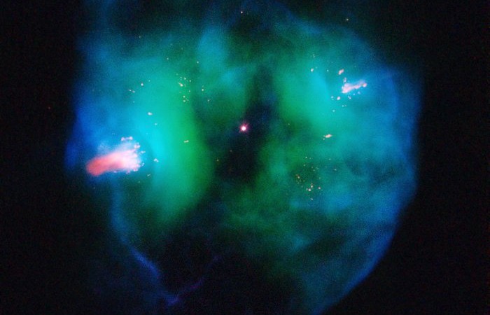 NGC 2371 é uma nebulosa planetária, ou seja, os restos brilhantes de uma estrela semelhante ao Sol. A estrela remanescente visível no centro de NGC 2371 é o núcleo quente da antiga gigante vermelha, agora sem suas camadas exteriores. A temperatura de sua superfície escaldante é de mais de 130 mil graus Celsius. Uma nebulosa planetária é uma nuvem de gás ejetado de uma estrela que está chegando ao fim de sua vida. A nebulosa brilha por causa da radiação ultravioleta da estrela remanescente. Em alguns milhares de anos, a nebulosa se dissipará e a estrela central esfriará, tornando-se uma anã branca. NGC 2371 fica a cerca de 4,3 mil anos-luz de distância, na direção da Constelação de Gêmeos