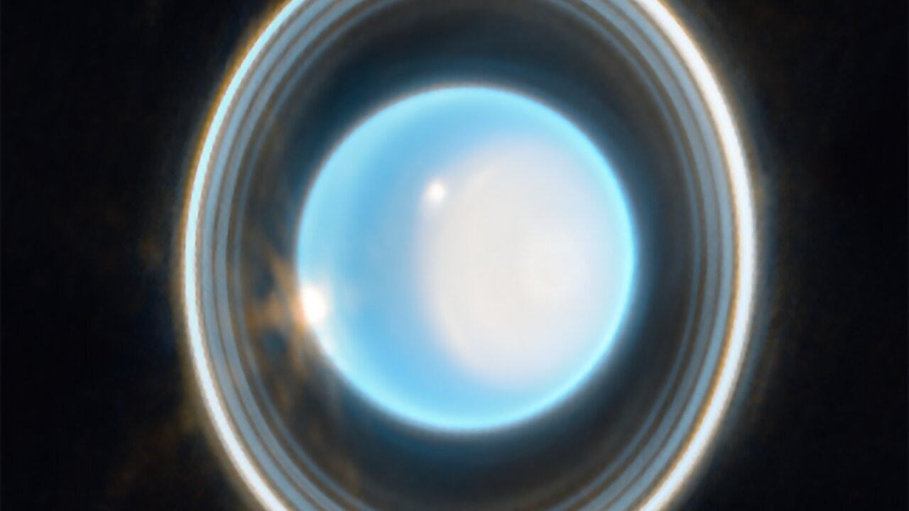 O Telescópio Espacial James Webb obteve uma nova imagem, mais detalhada, do gigante gelado do Sistema Solar, Urano. Nela, vê-se anéis dramáticos, bem como características brilhantes na atmosfera do planeta. Sétimo planeta a partir do Sol, Urano é singular: ele gira de lado, em um ângulo de quase 90° em relação ao plano da sua órbita. Isto provoca estações extremas, uma vez que os pólos do planeta experimentam muitos anos de luz solar constante, seguidos por um número igual de anos de escuridão completa. Urano leva cerca de 84 anos para orbitar o Sol
