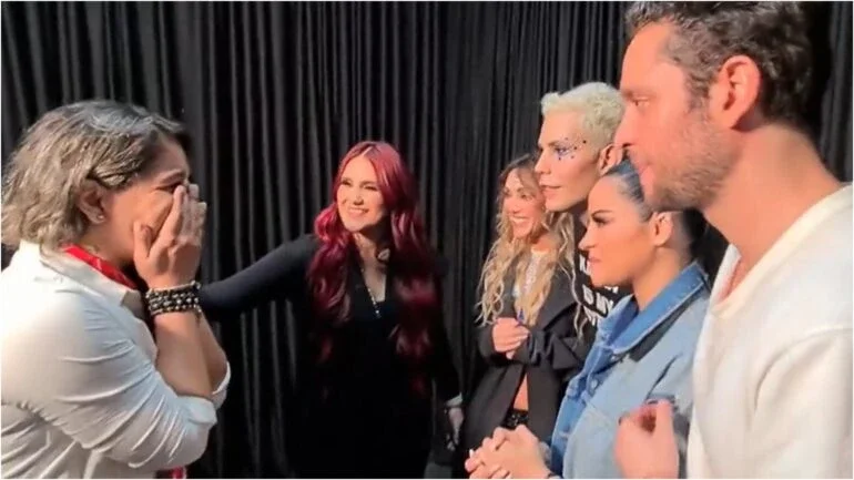Fã que ficou cega após show do RBD emociona web ao encontrar integrantes da banda: 
