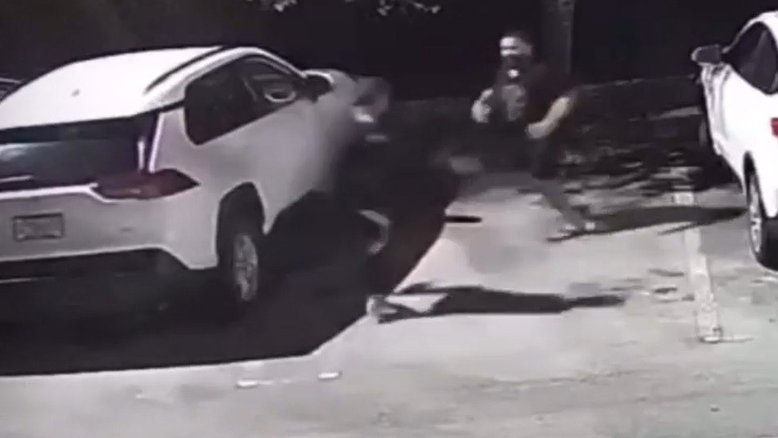 Vídeo: ex-lutador de MMA evita ataque com faca e derruba homem