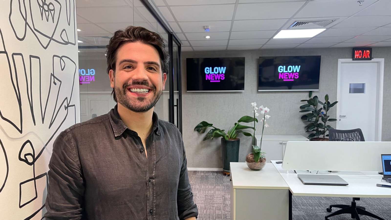 Matheus Baldi na redação do 'Glow News', que começou uma nova fase nesta quinta-feira, dia 23
