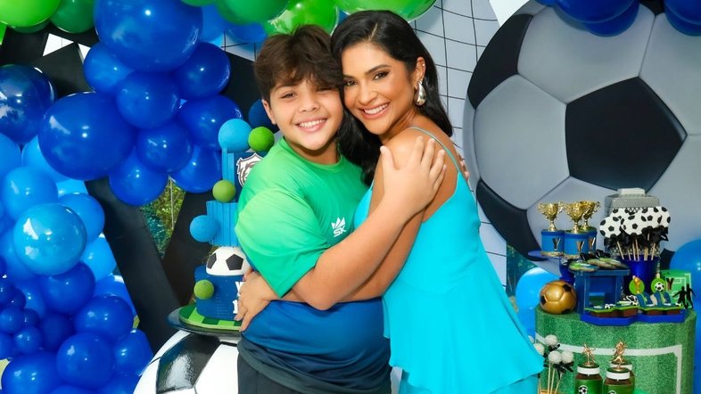 Mileide Mihaile posa ao lado do filho Yhudy