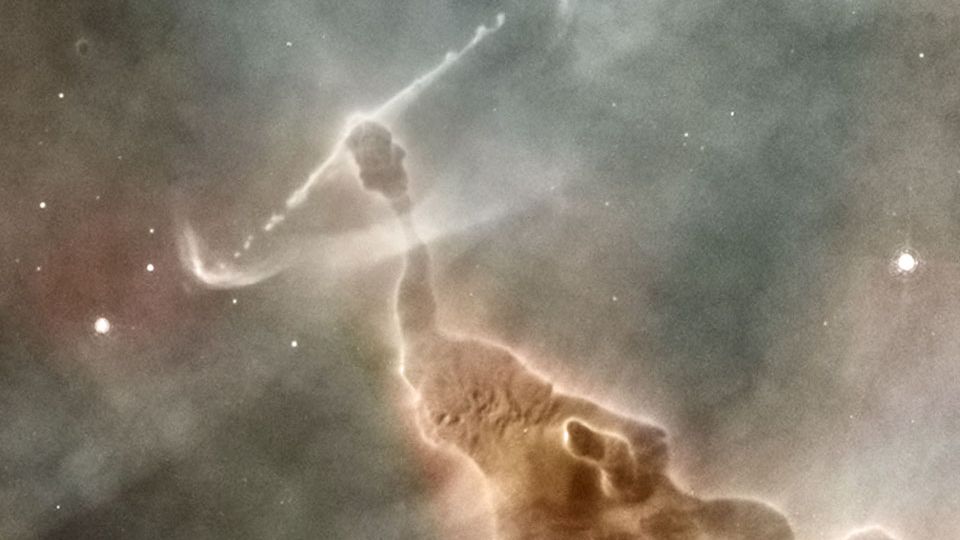 No topo deste objeto interestelar, há uma estrela que o está destruindo lentamente. Ele é um pilar inanimado de gás e poeira e mede mais de um ano-luz de comprimento. A estrela, que não é visível através da poeira opaca, está explodindo parcialmente ao ejetar feixes energéticos de partículas. Esses jatos estelares recebem o nome de objetos Herbig-Haro. Batalhas épicas semelhantes estão sendo travadas por toda a Nebulosa de Carina (NGC 3372), que está a cerca de 7,6 mil anos-luz de distância, na direção da Constelação de Carina