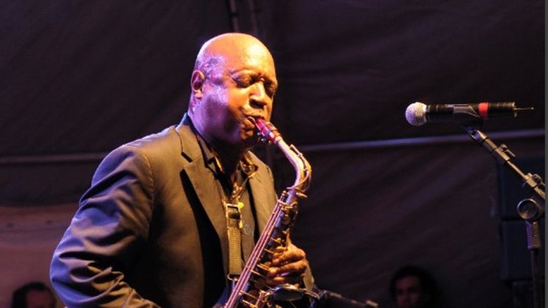 O saxofonista Gary Brown
