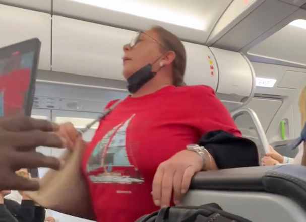 Vídeo: mulher abaixa as calças no meio do voo para se aliviar